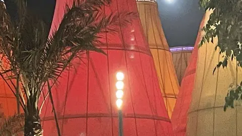 La luna sobre el Pabellón de España en Expo 2020 Dubai. (EL CORREO)