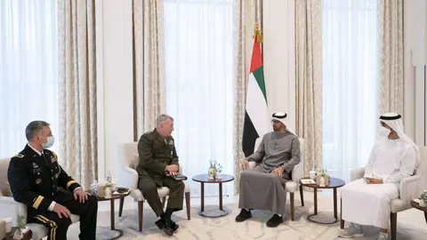 Un momento del encuentro entre el príncipe heredero de Abu Dhabi y los oficiales estadounidenses. (WAM)