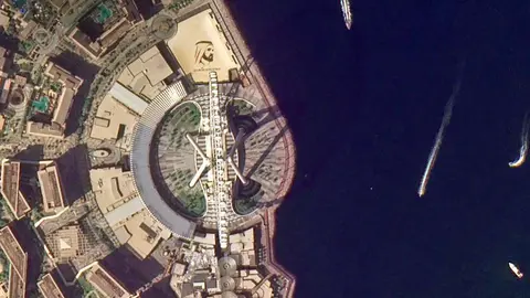 La gran noria de Dubai desde el espacio. (Twitter)