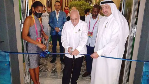 El embajador de Cuba en EAU corta la cinta de inauguración del Pabellón. (Cedida)