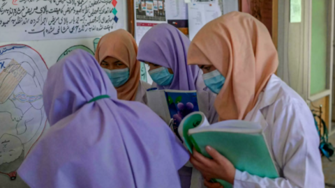 Unas alumnas asisten a clase en la escuela de comadronas de Maidan Shar, en la provincia afgana de Wardak, el 13 de octubre de 2021 Bulent Kilic AFP