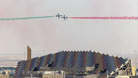 Los pilotos de Emirates Knights Air Show y de Saudi Falcons Air Show, en acción sobre Expo 2020 Dubai. (WAM)
