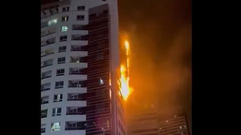 Una captura de un v&iacute;deo del incendio de Dubai Marina.
