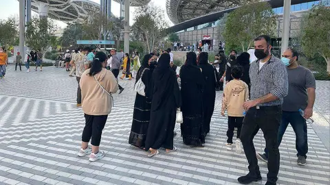 Visitantes en las proximidades del Pabellón de la Sostenibilidad de Expo 2020 Dubai. (EL CORREO)