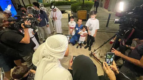 El primer emiratí en el espacio, Hazza Al Mansouri, junto a unos niños en Expo 2020 Dubai. (EL CORREO)