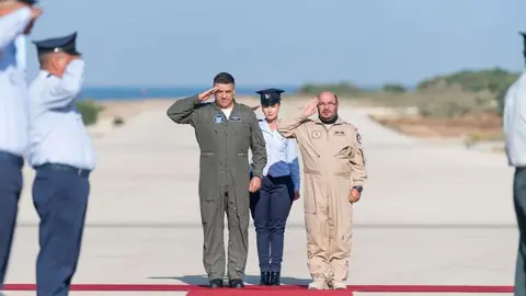 El Jefe de la Fuerza Aérea de los EAU, el Mayor General Ibrahim Nasser Mohammed al-Alawi, junto al comandante de la Fuerza Aérea de Israel, Amikam Norkin.