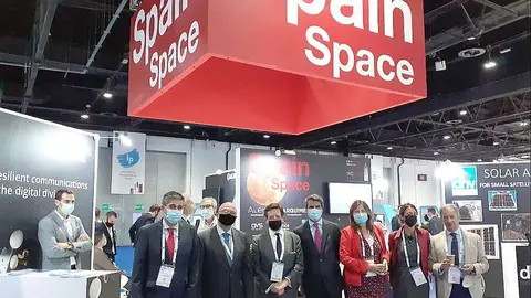 Representantes de la delegación española, junto a Íñigo de Palacio y Andrés Salinero ante el Pabellón de España en el 72 Congreso Astronáutico Internacional. (Cedida)