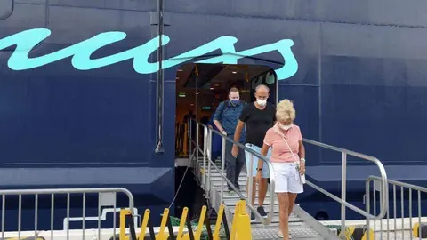 Turistas descienden del buque en Abu Dhabi. (WAM)
