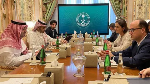 La ministra española de Industria, Comercio y Turismo, Reyes Maroto junto a representantes saudíes. (Twitter)