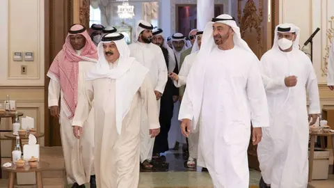 El jeque Mohamed bin Zayed, príncipe heredero de Abu Dhabi junto al rey Hamad de Bahréin,. (WAM)
