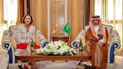 La ministra de Industria, Comercio y Turismo de España, Maria Reyes Maroto, durante su encuentro con el ministro de Turismo de Arabia Saudita, Ahmed Al Khateeb. (Cedida)