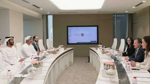 Emiratos y la empresa aeroespacial Blue Origin colaborarán para explorar la economía espacial y las oportunidades de turismo espacial.