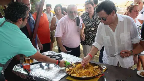 El embajador de España en Emiratos Árabes Unidos, Íñigo de Palacio, degusta las paellas de los participantes durante el concurso del año pasado. (EL CORREO)