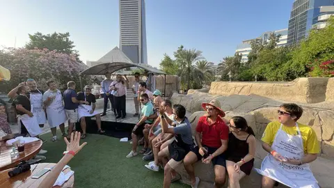 Cocineros y asistentes a la cuarta edición del Concurso de Paellas del Seville's.