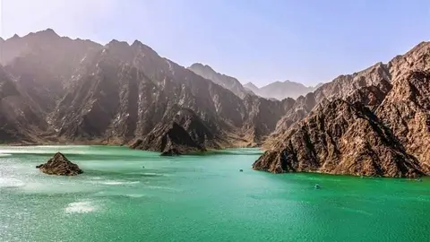 Una presa entre montañas en Emiratos Árabes. (WAM)