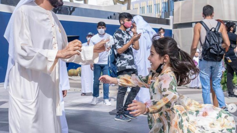 El gobernante de Dubai junto a la menor. (WAM)