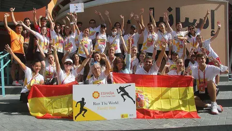 Participantes en la carrera 'Run the World', ante el Pabellón de España en Expo 2020 Dubai. (Cedida)