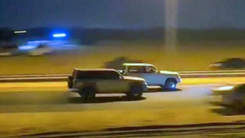 La Policía de Sharjah difundió esta imagen de los vehículos.