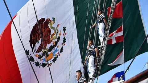 Cadetes bajo la bandera de México en el Buque Escuela ARM Cuauhtémoc. (www.semar.gob.mx)