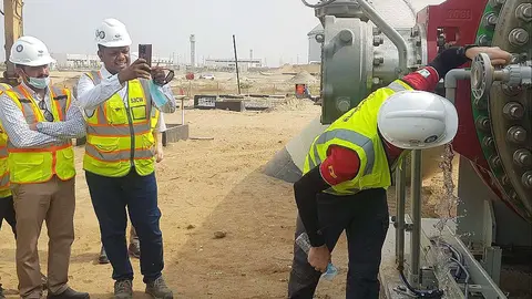 Operarios en el momento de alcanzar la plena producción en la planta de ACCIONA de Shuqaiq 3 en Arabia. (Cedida)