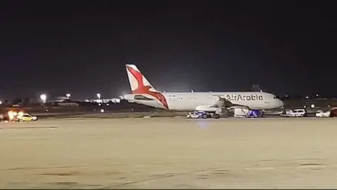 El avión del que huyeron los inmigrantes. (Al Arabiya)