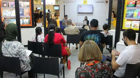 Lourdes Lopez Pacio feria del libro de Shajah UCAM (1)