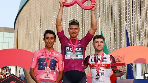 El pódium del Critérium Giro de Italia de la Expo Dubai. (Twitter)