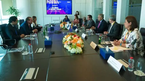 El presidente de Colombia durante su reunión con el Círculo Abrhámico de Dubai. (Twitter)