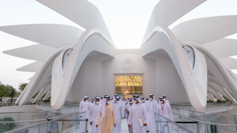 El gobernante de Dubai ante el Pabellón de EAU en la Expo. (Twitter)
