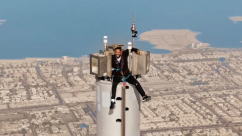El actor Will Smith en lo alto del Burj Khalfa. (Youtube)