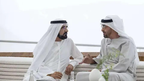 El presidente de EAU (izquierda) junto al gobernante de Dubai. (WAM)