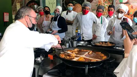 El cocinero Mariano Andrés cocinando en Dubai. (Fuente externa)