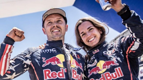 La española Cristina Rodríguez junto a su compañero en el desierto de Abu Dhabi. (Twitter)