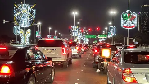 Iluminación en La Corniche de Abu Dhabi para festejar el Día Nacional de EAU. (EL CORREO)