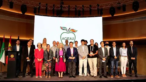 Una foto de grupo de los científicos españoles en Emiratos y responsables de la Embajada que asistieron a la II Asamblea General. (EL CORREO)