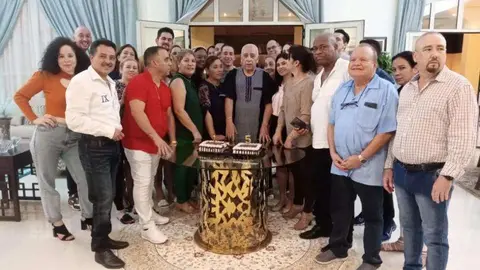 Los participantes en la fiesta de la Embajada de Cuba en Abu Dhabi. (Cedida)