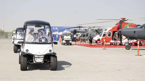 El príncipe heredero de Abu Dhabi durante su visita a Airshow Dubai. (WAM)