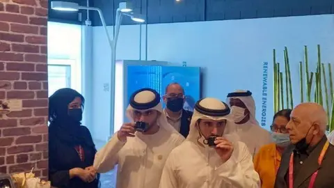 El jeque Hamdan toma café en el Pabellón de Cuba. (Cedida)