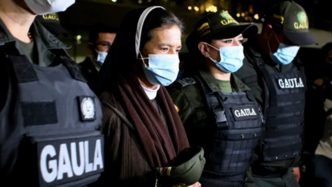 La monja colombiana Gloria Cecilia Narváez es escoltada por la policía luego de su llegada al aeropuerto El Dorado en Bogotá. (Fuente externa)