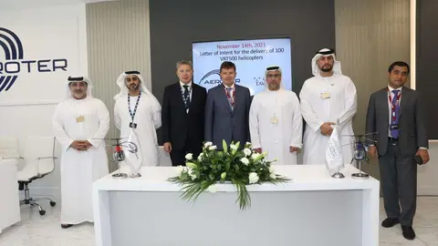 Un momento de la firma de la Carta de Intención de compra. (WAM)