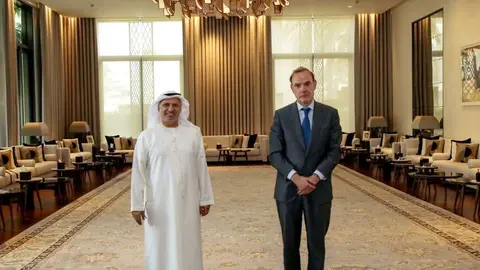 Los diplomáticos Anwar Gargash y Enrique Mora. (WAM)