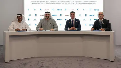 Un momento de la firma del contrato con Guillermo Cobelo (segundo por la izquierda) de Técnicas Reunidas. (WAM)