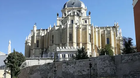 Contraste entre la muralla andalusí de la almudayna con la cátedral de La Almudena en Madrid. (@donvidelamancha)