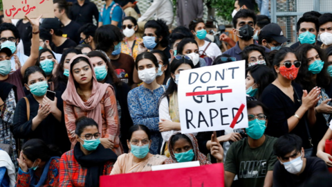 Protesta contra la violencia hacia mujeres y niñas en Karachi, Pakistán. (Twitter)
