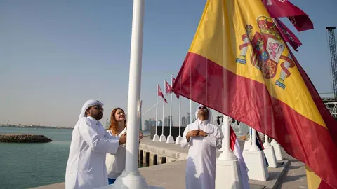 La embajadora de España en Qatar iza la bandera. (Facebook)