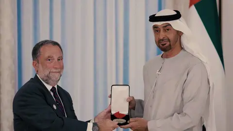 Robert Satloff entregó el premio Scholar-Statesman Award al jeque Mohamed en Abu Dhabi. (Fuente externa)