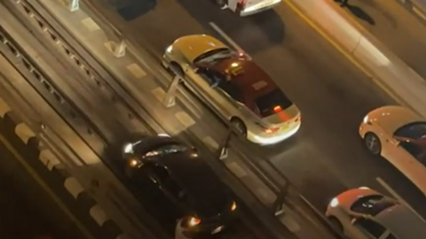 El coche en las vías del tranvía. (Instagram)