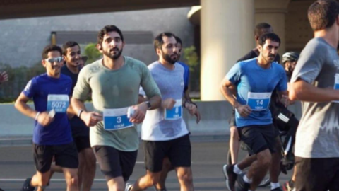 El jeque Hamdan bin Mohammed encabezó la primera carrera en Sheikh Zayed Road en 2019. (Twitter)