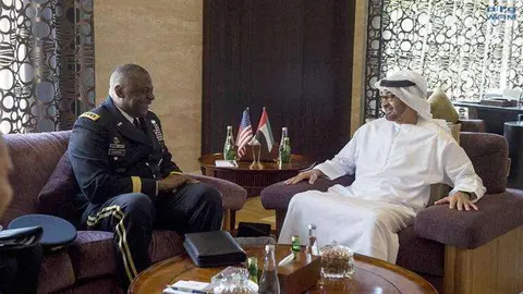 Lloyd Austin visitó al príncipe heredero de Abu Dhabi en 2015 siendo comandante de la Comando Central de Estados Unidos. (WAM)