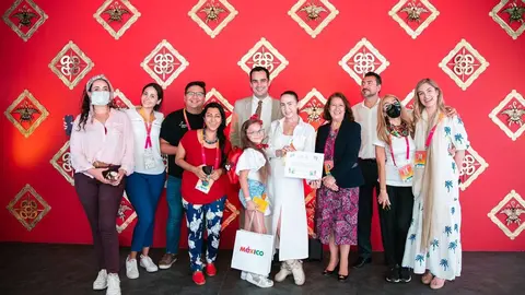 Foto de familia con la visitante 100.000 del pabellón de México en Expo 2020 Dubai. (@MexicoExpo2020)